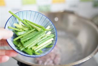 再加入葱段一并焯煮一下。
