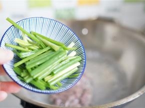 再加入葱段一并焯煮一下。
