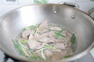 汤底重新煮开后关火。