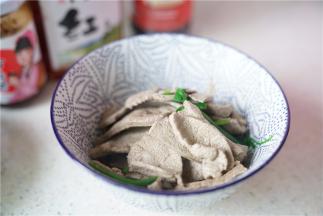 将猪肝及葱段一并控水入碗。