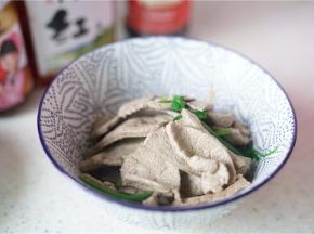 将猪肝及葱段一并控水入碗。