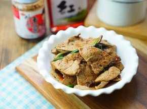 均匀的拌好酱汁就可以上桌开吃了。