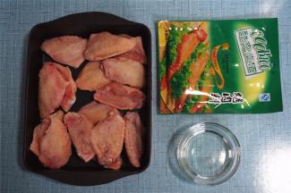 准备食材，将鸡翅中解冷并冲洗干净，沥干水备用。