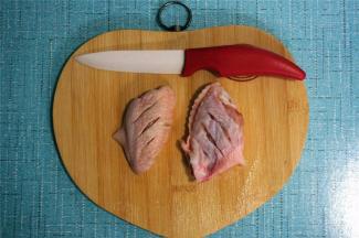 在每一只鸡翅正反面分别划上三刀。