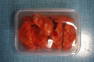 将鸡翅装入保鲜盒，放到冰箱保鲜层，让其腌制半天至一天，以便入味。