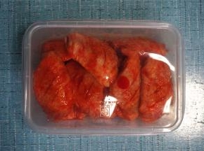 将鸡翅装入保鲜盒，放到冰箱保鲜层，让其腌制半天至一天，以便入味。