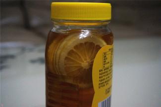 将一个新鲜的柠檬洗净后切成薄片，浸泡到蜂蜜中，浸泡半天以上为佳。