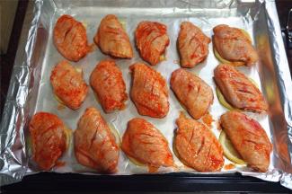 将腌制好的鸡翅摆放到柠檬片上。