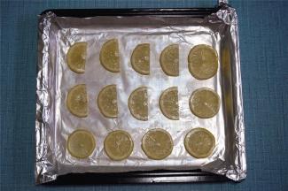 取出蜂蜜中的柠檬片铺放到锡纸上，同时上下火200度，大温幅预热烤箱。