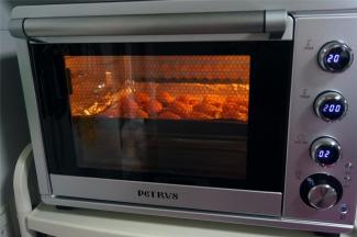 在听到烤箱发出【嘀】的一声提示预热到位时，将鸡翅放入中层，开始烘烤，时长为30分钟。