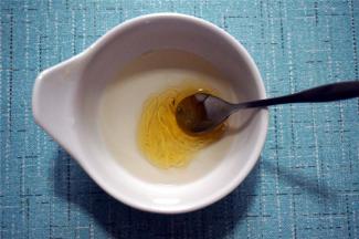 此时，用20克的热开水溶解20克的麦芽糖，搅拌成糖水备用。