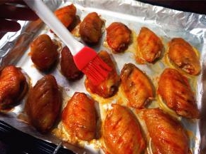 在第二个10分钟取出鸡翅，在表面刷上一层奥尔良的腌料汁。
