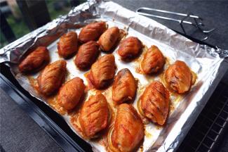 在结束前3分钟取出鸡翅，在表面再次刷上一层麦芽糖水，再次放入至结束烘烤即可。