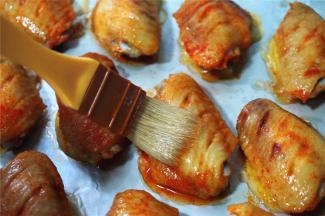 第一个10分钟取出鸡翅，在表面刷上一层麦芽糖水。