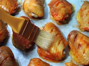 第一个10分钟取出鸡翅，在表面刷上一层麦芽糖水。