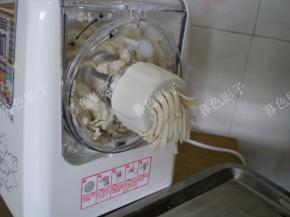 面粉和水都加进面条机里边，开始压面