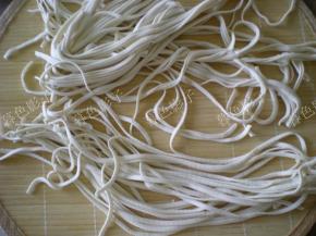 压好的面备用，如果怕沾撒点干粉