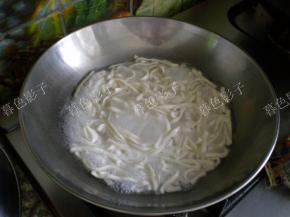 煮开锅在加点冷水，再次开锅就可以了，因为是湿面熟的相对快些