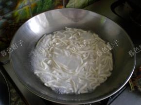 煮开锅在加点冷水，再次开锅就可以了，因为是湿面熟的相对快些