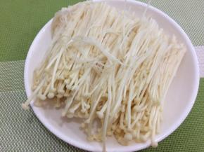 金针菇去掉头部，然后洗净