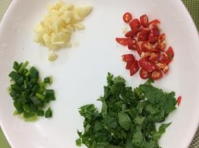 将小葱、大蒜、香菜、小米椒都切成适当的小粒