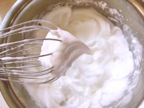 蛋白加几滴柠檬汁，分三次加入剩下的砂糖打发至湿性偏干一点的发泡，打蛋器提起有个小三角