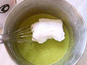 烤箱预热160度，将打发好的蛋白分次加入到蛋黄糊中翻拌均匀