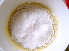 过筛低筋面粉，搅拌均匀无颗粒