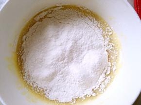 过筛低筋面粉，搅拌均匀无颗粒