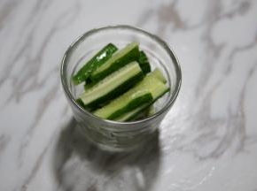 放入一夜渍的重石玻璃罐