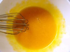 蛋黄加糖粉搅拌均匀