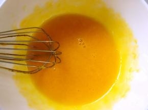 蛋黄加糖粉搅拌均匀