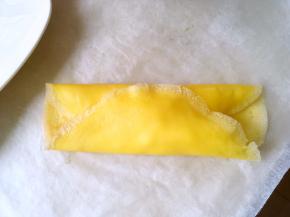 将两侧面片对折，之后再将另外两侧对折，叠成方块