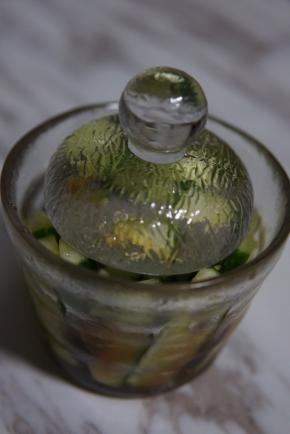 盖重石盖后冰箱冷藏即可，因为盖子很重，这也是一夜渍的特色。