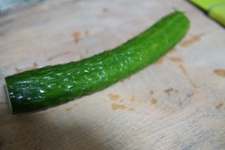 准备一根黄瓜洗干净，去头去尾。
