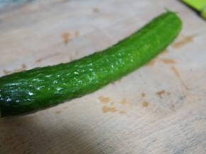 准备一根黄瓜洗干净，去头去尾。
