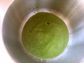 新鲜黄瓜清洗干净，切小块用榨汁机榨成黄瓜泥，取80克备用