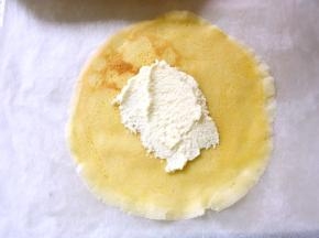 淡奶油加砂糖打发至出现清晰纹路，倾斜打蛋盆，淡奶油不流动即可