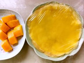 将煎好的面饼盖保鲜膜冰箱冷藏，芒果切丁备用