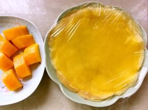 将煎好的面饼盖保鲜膜冰箱冷藏，芒果切丁备用