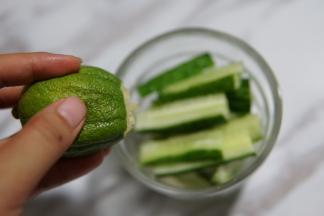 挤入柠檬汁，白醋也可以，味道会有所区别。