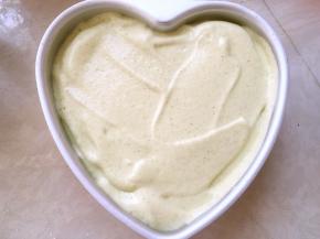 倒入模具，用刮棒将表面刮平正，之后再震几下，震出气泡