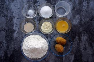 准备食材，其中红薯煮熟后去皮，捏碎。