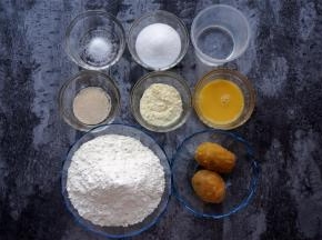 准备食材，其中红薯煮熟后去皮，捏碎。