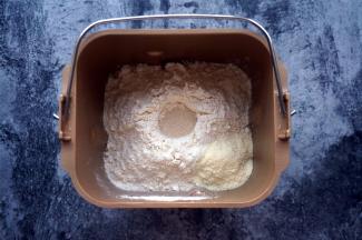 将食材按照先液体后固体的顺序放入面包桶内，红薯蓉在放入面粉前加入。