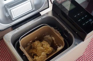 面包机自动执行程序。（真的很安静，我还以为没启动呢，一点声音都没有，开盖看看，原来在揉面了。）