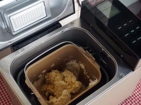 面包机自动执行程序。（真的很安静，我还以为没启动呢，一点声音都没有，开盖看看，原来在揉面了。）
