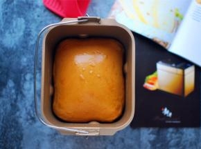 时间结束后，提示音响起，取出面包桶。