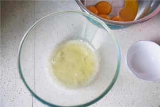 将蛋清分离出。