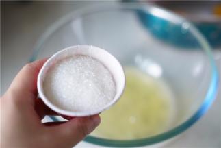 分次加糖在蛋清里面。